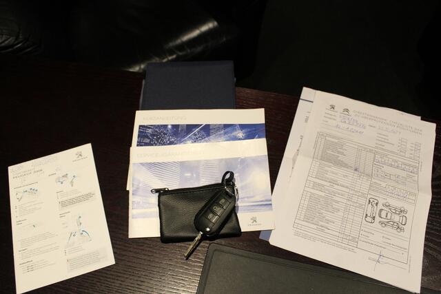 Peugeot 2008 1.2i "Allure" Half leder - Cruise - Navi !!! Automaat 110 Pk