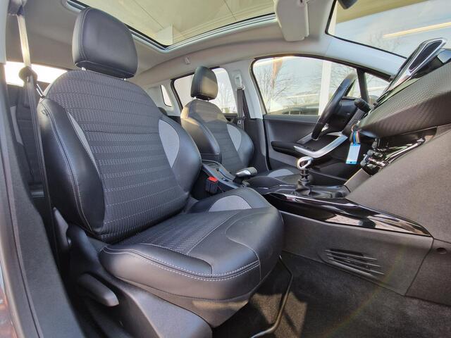 Peugeot 2008 1.2 PureTech Blue Lease Allure | PanoramaDak | Navigatie | Climate & Cruise Control | Achteruitrijd Camera | AppleCarplay/Anrdoid Auto | LMV |