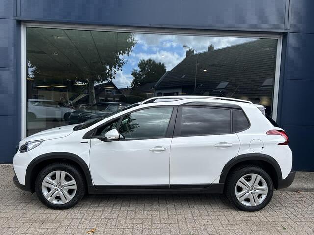 Peugeot 2008 1.2 Turbo 110PK Signature | 6-Bak | All Season banden | Navigatie | DAB+ | Cruise control | Airco | LED Dagrijverlichting | Dakrails | Sensoren achterzijde.