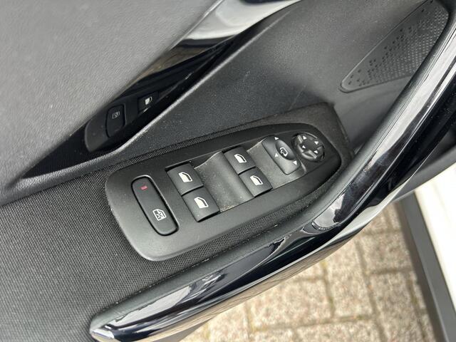 Peugeot 2008 1.2 Turbo 110PK Signature | 6-Bak | All Season banden | Navigatie | DAB+ | Cruise control | Airco | LED Dagrijverlichting | Dakrails | Sensoren achterzijde.