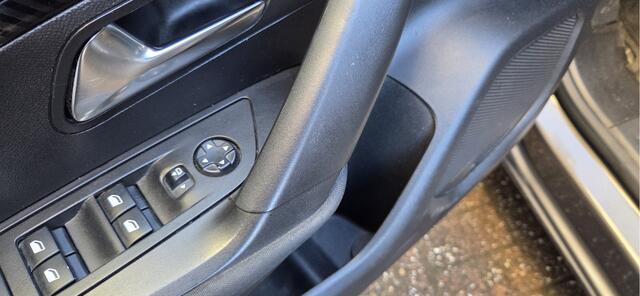 Peugeot 2008 1.2 PureTech Blue Lease Active Navi Cruise Climat Motor en koppeling op 75000 km vervangen