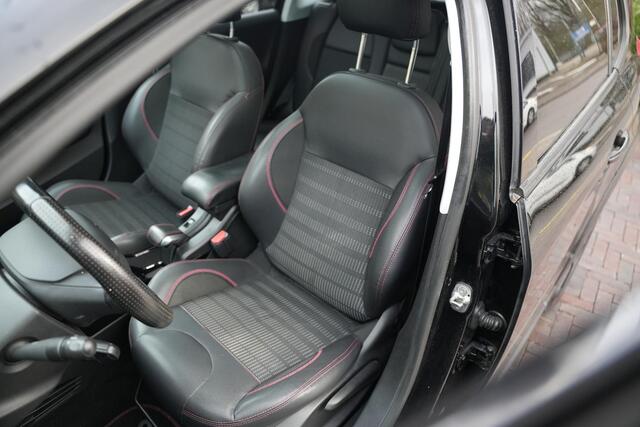 Peugeot 2008 1.2 PureTech GT-line Black on black Panoramadak Lederen bekleding