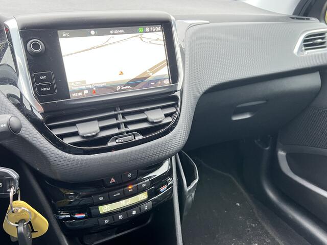 Peugeot 2008 1.2 Turbo 110 pk Allure Navigatie Trekhaak Carplay Clima + Cruise Controle Parkeersensoren Lichtmetalen Velgen Getint Glas NL Auto