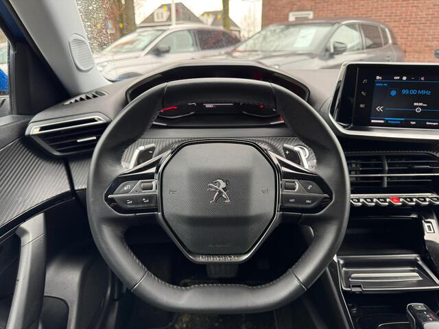 Peugeot 2008 130 Pk. Benzine * AUTOMAAT * Allure L.M. Velgen * Keyless Start Button * Climate & Cruise Control * 1/2 Lederen Interieur * Parkeersensoren * Vingerhoets; Vierde Generatie Eersteklas Service. Al meer dan 100 jaar een begrip in de Brabantse Kempen.