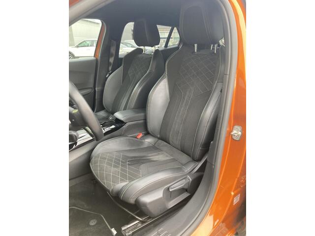 Peugeot 2008 1.2 PureTech GT Pack 155pk Automaat | Navigatie | Dealer onderhouden | Adaptive Cruise control | Camera | Parkeersensoren | Trekhaak | Keyless Entry + Start | 18" LMV