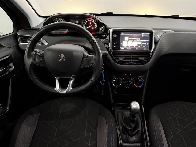 Peugeot 2008 1.2 PureTech Signature Airco, Parkeersensoren, Navi, Apple carplay, Bluetooth, 6 Versnelling, Trekhaak
