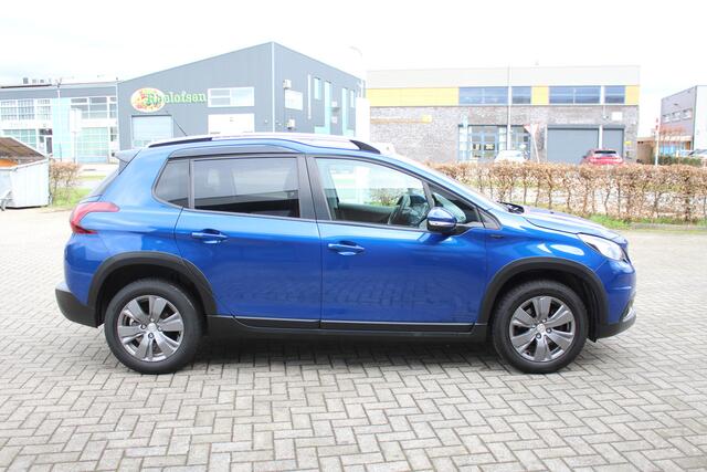 Peugeot 2008 1.2 PureTech Signature Clima-Cruise-Navi-Bluetooth-Carplay-Parkeersensoren 12 Maanden Bovag Garantie.