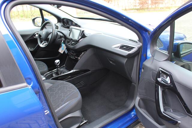 Peugeot 2008 1.2 PureTech Signature Clima-Cruise-Navi-Bluetooth-Carplay-Parkeersensoren 12 Maanden Bovag Garantie.