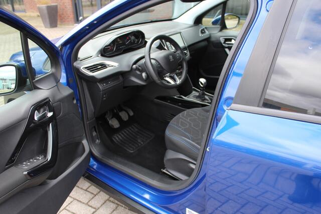 Peugeot 2008 1.2 PureTech Signature Clima-Cruise-Navi-Bluetooth-Carplay-Parkeersensoren 12 Maanden Bovag Garantie.