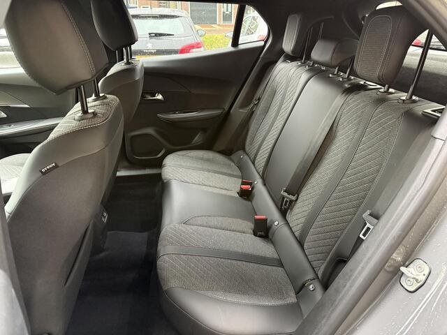 Peugeot 2008 1.2 Hybrid 145 Allure | Climate & Cruise Control | Parkeersensoren voor + achter | AppleCarplay/Android Auto