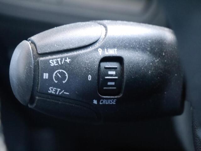 Peugeot 2008 1.2 PureTech Allure | Panorama dak | Dab Radio | Achteruitrijcamera | Lichtmetalen velgen | Parkeersensoren | Cruise control | Climate control