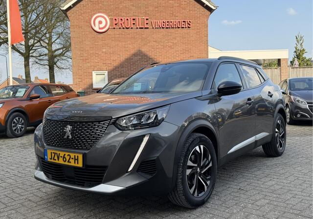 Peugeot 2008 130 Pk * AUTOMAAT * Allure * 3D Instrumentenpaneel * 1/2 Lederen Interieur * Achteruitrij Parkeer Camera * Climate & Cruise Control * Dubbel verchroomde Uitlaat * G-Force Meter * Navigatie & Spotify via Apple Carplay / Vingerhoets; Vierde Generatie Eers