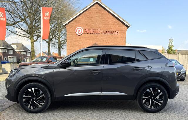 Peugeot 2008 130 Pk * AUTOMAAT * Allure * 3D Instrumentenpaneel * 1/2 Lederen Interieur * Achteruitrij Parkeer Camera * Climate & Cruise Control * Dubbel verchroomde Uitlaat * G-Force Meter * Navigatie & Spotify via Apple Carplay / Vingerhoets; Vierde Generatie Eers