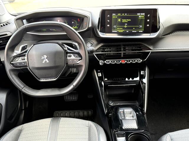 Peugeot 2008 130 Pk * AUTOMAAT * Allure * 3D Instrumentenpaneel * 1/2 Lederen Interieur * Achteruitrij Parkeer Camera * Climate & Cruise Control * Dubbel verchroomde Uitlaat * G-Force Meter * Navigatie & Spotify via Apple Carplay / Vingerhoets; Vierde Generatie Eers