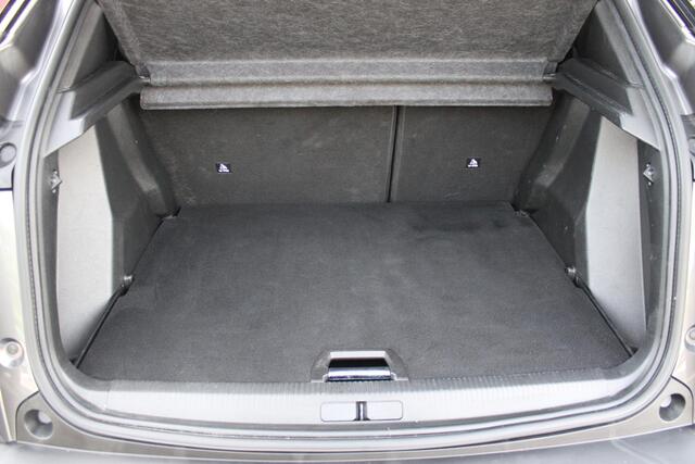 Peugeot 2008 1.2 130PK GT | NAVIGATIE 10" TOUCHSCREEN | APPLE CARPLAY/ANDROID AUTO | ADAPTIVE CRUISE CONTROL | FULL LED KOPLAMPEN | ACHTERUITRIJ CAMERA | 3-D COCKPIT | KEYLESS ENTRY/START | STOEL VERWARMING | DODEHOEK BEWAKING | ALL SEASON BANDEN |