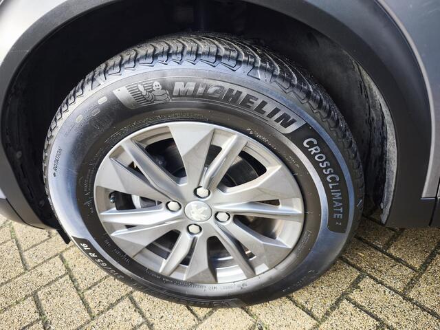 Peugeot 2008 1.2 PureTech Allure Pack Automaat Navigatie Carplay Led