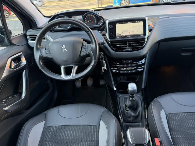 Peugeot 2008 Benzine 130 Pk * Allure * Navigatie * 1/2 Lederen Interieur * Climate & Cruise Control * L.M. Velgen * DAB Radio * Achteruitrij Camera & Parkeersensoren * Vingerhoets; Vierde Generatie Eersteklas Service. Al meer dan 100 jaar een begrip in de Brabantse Ke