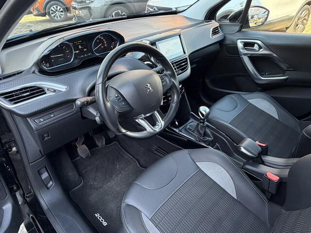 Peugeot 2008 Benzine 130 Pk * Allure * Navigatie * 1/2 Lederen Interieur * Climate & Cruise Control * L.M. Velgen * DAB Radio * Achteruitrij Camera & Parkeersensoren * Vingerhoets; Vierde Generatie Eersteklas Service. Al meer dan 100 jaar een begrip in de Brabantse Ke