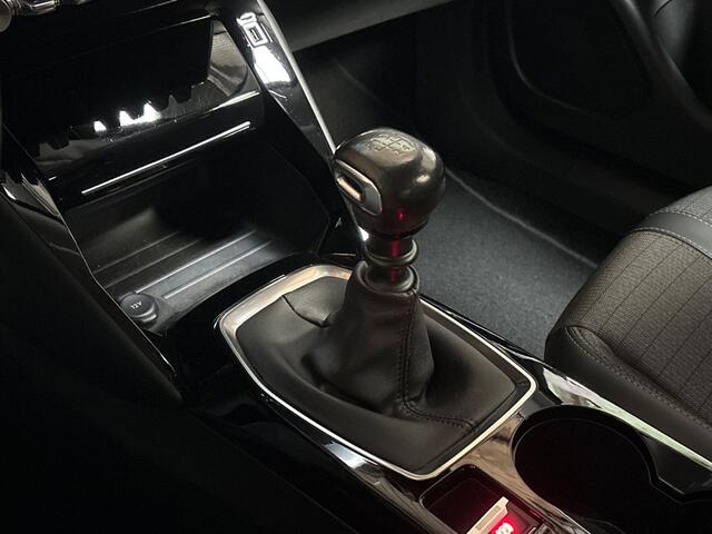 Peugeot 2008 1.2 PureTech Allure Sport 131Pk (VIRTUAL COCKPIT, APPLE CARPLAY, 360 CAMERA, KEYLESS, LEDER, SPORTSTOELEN, GETINT GLAS, LM VELGEN, CRUISE, NIEUWSTAAT)