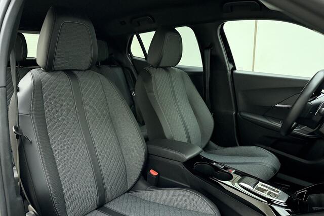 Peugeot 2008 1.2 Hybrid 145 Allure | Climate & Cruise Control | Parkeersensoren voor + achter | AppleCarplay/Android Auto |