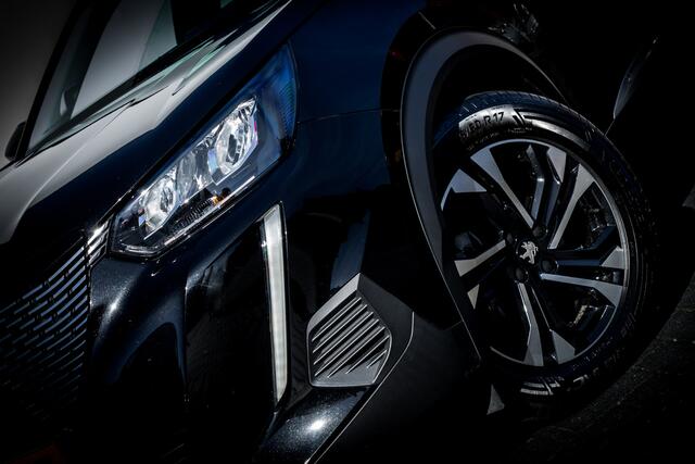 Peugeot 2008 1.2 131 PK PureTech Allure | 1 e Eign | 3D-I-Cockpit | Hoge zit / Instap | Ned Auto | Clima | Peugeot Connect 3D Navigatie | Clima | Pdc | Cruise | Keyless entry | Apple Carplay/Android Auto |