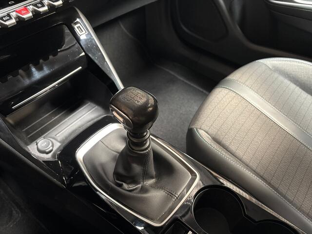 Peugeot 2008 1.2 PureTech Allure Sport 131Pk (VIRTUAL COCKPIT, APPLE CARPLAY, GROOT NAVI, 360 CAMERA, LEDER, SPORTSTOELEN, KEYLESS, GETINT GLAS, LM VELGEN, NIEUWE APK, NIEUWSTAAT)