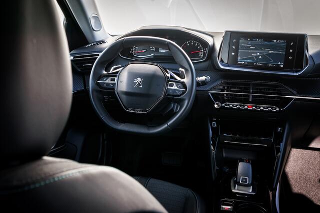 Peugeot 2008 1.2 131 PK PureTech Allure | Automaat | 3D-I-Cockpit | 1 e Eign | Ned Auto | Hoge zit / Instap . | Clima | Navigatie | DAB audio | Pdc | Cruise | Keyless entry | Apple Carplay/Android Auto |