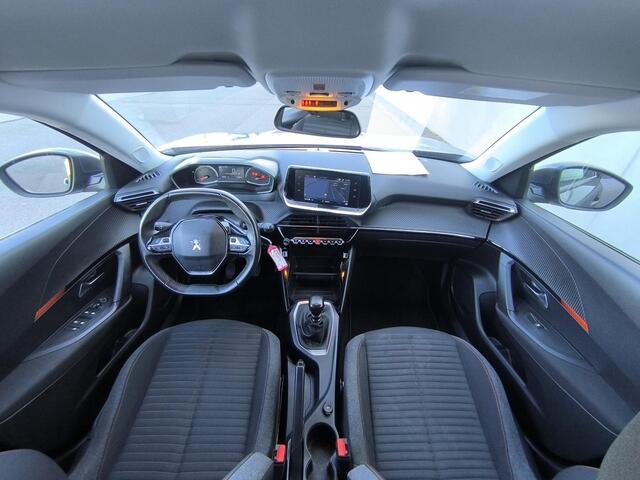 Peugeot 2008 1.2 PureTech Blue Lease Active 130PK incl motor update tegen olie verbruik, carplay, climate en cruise control, camera.