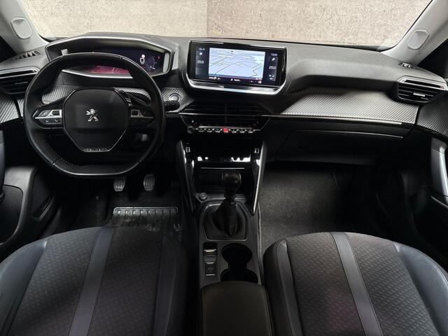 Peugeot 2008 1.2 PureTech Allure Sport (VIRTUAL COCKPIT, APPLE CARPLAY, GROOT NAVI, 360 CAMERA, KEYLESS, LEDER, SPORTSTOELEN, GETINT GLAS, TREKHAAK, NIEUWSTAAT)