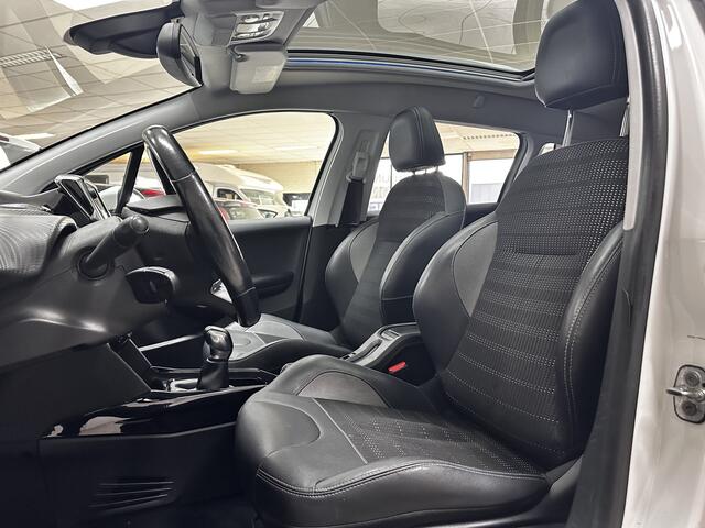 Peugeot 2008 1.2 PureTech Allure/ D-Riem verv: 99.000 KM!/ Panorama-Dak/ Half-Leder/ Extra getint glas/ Parelmoer Wit/ Camera/ Apple + Android/ DABG+/ Navi/ Clima/ Cruise/ Elek. pakket/ Bluetooth/ Multi. LEDER. Stuur/ Mistl.