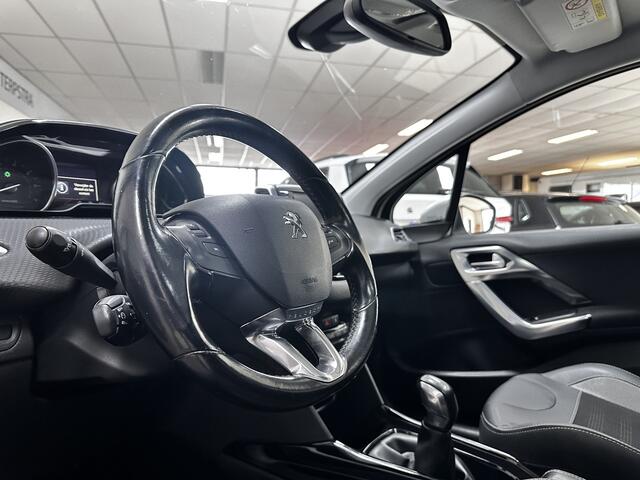 Peugeot 2008 1.2 PureTech Allure/ D-Riem verv: 99.000 KM!/ Panorama-Dak/ Half-Leder/ Extra getint glas/ Parelmoer Wit/ Camera/ Apple + Android/ DABG+/ Navi/ Clima/ Cruise/ Elek. pakket/ Bluetooth/ Multi. LEDER. Stuur/ Mistl.