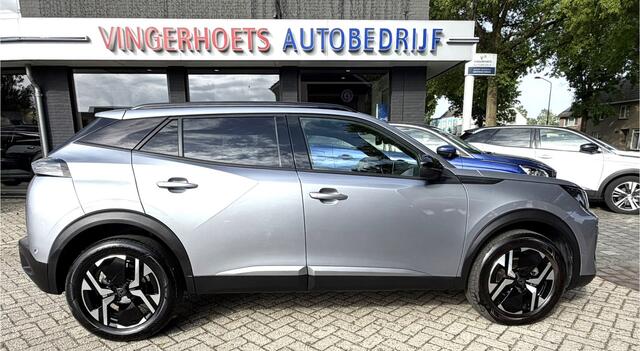 Peugeot 2008 100 Pk Benzine * Hele Luxe Allure * Navigatie * Voor- en Achter Parkeer Camera en Sensoren * L.M. Velgen * Dodehoekbewaking * Keyless Start & Entry * Draadloos Apple Carplay /* Android Auto * Vingerhoets; Vierde Generatie Eersteklas Service. Al meer dan 1