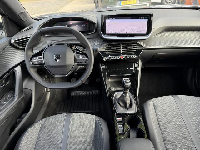 Peugeot 2008 100 Pk Benzine * Hele Luxe Allure * Navigatie * Voor- en Achter Parkeer Camera en Sensoren * L.M. Velgen * Dodehoekbewaking * Keyless Start & Entry * Draadloos Apple Carplay /* Android Auto * Vingerhoets; Vierde Generatie Eersteklas Service. Al meer dan 1