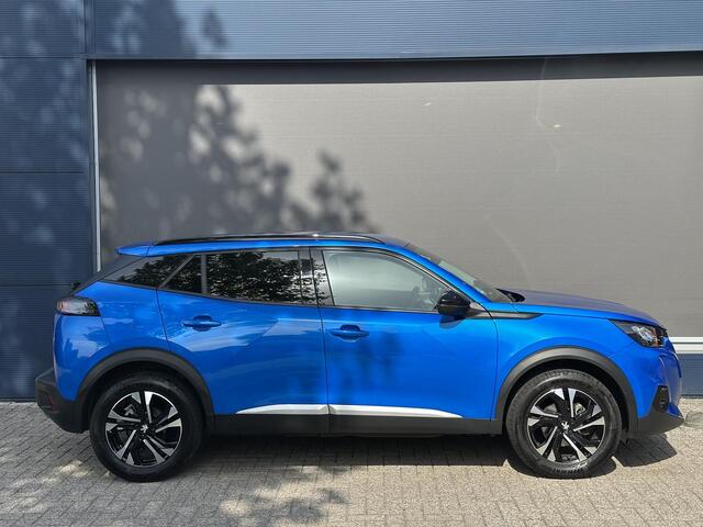Peugeot 2008 1.2 Turbo 130 PK Allure Pack | Trekhaak 1200 KG | Navigatie | 3D Virtual Cockpit | Stoelverwarming | LED Verlichting | Half Lederen Bekleding | Keyless Start | Climate Control | Cruise Control | 17 Inch Lichtmetalen Velgen |