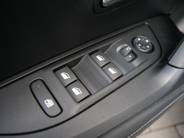 Peugeot 2008 1.2 Hybrid 145 Pk Allure Automaat Navi / DAB / Apple Carplay / Camera