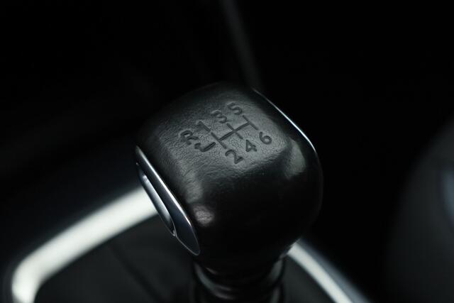 Peugeot 2008 1.2 PureTech Allure | Rijklaar! | Orig. NL | Afn. Trekhaak | Dig. Cockpit | NAV+App.Connect | Camera+PDC | Cruise | DAB | Elek.Spiegels V