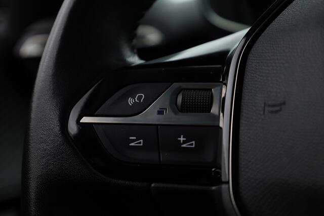 Peugeot 2008 1.2 PureTech Allure | Rijklaar! | Orig. NL | Afn. Trekhaak | Dig. Cockpit | NAV+App.Connect | Camera+PDC | Cruise | DAB | Elek.Spiegels V