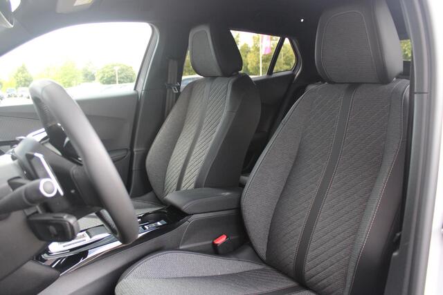 Peugeot 2008 1.2 130PK AUTOMAAT ALLURE | NAVIGATIE | DRAADLOZE APPLE CARPLAY/ANDROID AUTO | STOEL VERWARMING | DODEHOEK BEWAKING | LED KOPLAMPEN | 3-D INSTRUMENTENPANEEL | DAB+ RADIO | 360° CAMERA | KEYLESS ENTRY/START | ADAPTIVE CRUISE CONTROL |