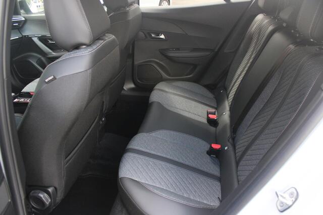 Peugeot 2008 1.2 130PK AUTOMAAT ALLURE | NAVIGATIE | DRAADLOZE APPLE CARPLAY/ANDROID AUTO | STOEL VERWARMING | DODEHOEK BEWAKING | LED KOPLAMPEN | 3-D INSTRUMENTENPANEEL | DAB+ RADIO | 360° CAMERA | KEYLESS ENTRY/START | ADAPTIVE CRUISE CONTROL |