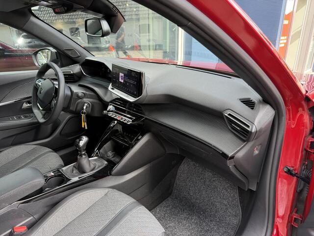 Peugeot 2008 1.2 Turbo 100 PK Allure | Facelift Model | Trekhaak 1200KG | Navigatie | LED Verlichting | Cruise Control | Hoge Zitpositie | Parkeersensoren | DAB | Digitaal Dashboard | Half Lederen stoelen | Lichtmetalen Velgen 17 inch |