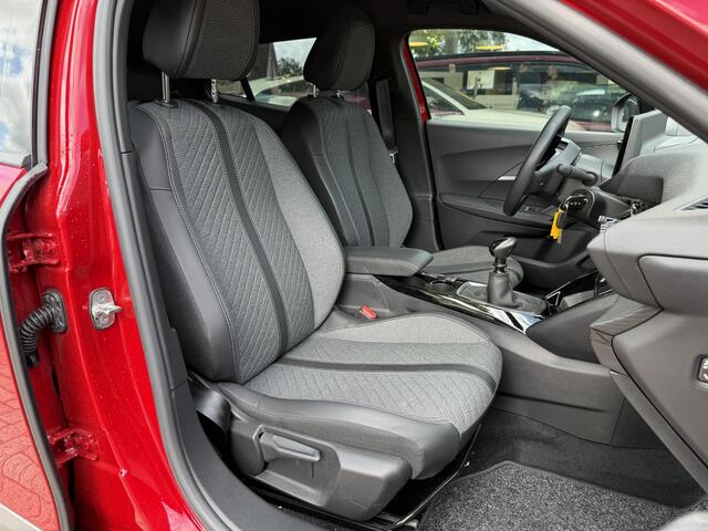 Peugeot 2008 1.2 Turbo 100 PK Allure | Facelift Model | Trekhaak 1200KG | Navigatie | LED Verlichting | Cruise Control | Hoge Zitpositie | Parkeersensoren | DAB | Digitaal Dashboard | Half Lederen stoelen | Lichtmetalen Velgen 17 inch |