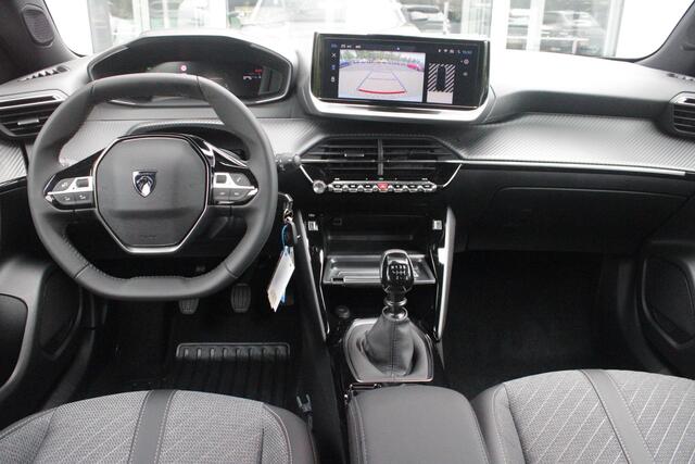 Peugeot 2008 1.2 100PK ALLURE | ACHTERUITRIJ CAMERA | NAVIGATIE | DRAADLOZE APPLE CARPLAY/ANDROID AUTO | PARKEERSENSOREN VOOR + ACHTER | CRUISE CONTROL | DAB+ RADIO | CLIMATE CONTROL | 17" LICHTMETALEN VELGEN | UNIEKE KM STAND! |