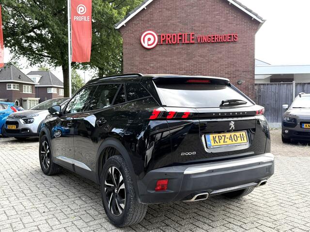 Peugeot 2008 130 Pk Automaat Benzine * Navigatie * Voor en Achter Parkeersensoren + Camera Achterzijde ! * Climate & Cruise Control * Keyless Start * Parfumeur * Vingerhoets; Vierde Generatie Eersteklas Service. Al meer dan 100 jaar een begrip in de Brabantse Kempen
