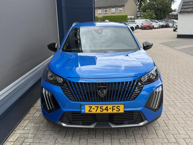 Peugeot 2008 1.2 Turbo 100 PK Allure | Facelift Model | Trekhaak 1200KG | Navigatie | LED Verlichting | Cruise Control | Hoge Zitpositie | Parkeersensoren Voor en Achter | DAB | Digitaal Dashboard | Half Lederen stoelen | Lichtmetalen Velgen 17 inch |