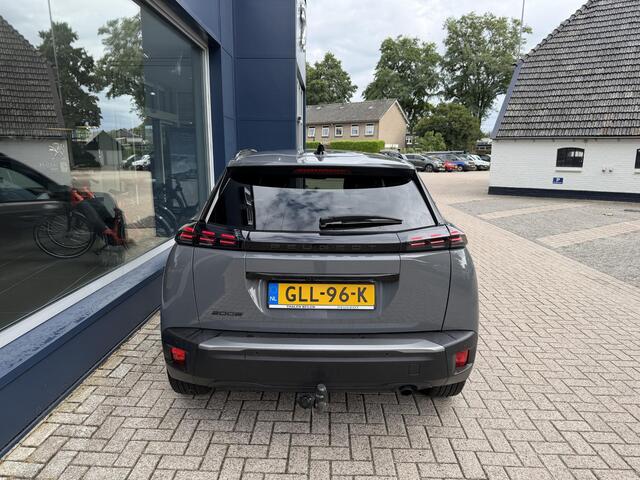 Peugeot 2008 1.2 Turbo 100 PK Allure | Trekhaak 1200 KG | 4 Seizoen banden | Navigatie via Telefoon | 360 Graden Camera | Climate Control | LED Verlichting | 17" Lichtmetalen Velgen | Hoge Zitpositie | Half Lederen Bekleding | Dode hoekbewaking | Adaptive Cruise Contr