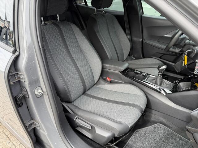 Peugeot 2008 1.2 Turbo 100 PK Allure | Trekhaak 1200 KG | 4 Seizoen banden | Navigatie via Telefoon | 360 Graden Camera | Climate Control | LED Verlichting | 17" Lichtmetalen Velgen | Hoge Zitpositie | Half Lederen Bekleding | Dode hoekbewaking | Adaptive Cruise Contr