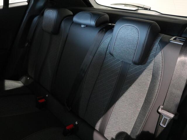 Peugeot 2008 Allure Climate Control | Voorstoelen Verwarmd | Full Map Navigatie | Apple Carplay / Android Auto | Camera | Parkeersensoren | Bekleding Half Leder | Direct uit Voorraad Leverbaar!