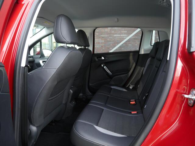 Peugeot 2008 1.2 PureTech Allure | Extra getint glas | Achteruitrijcamera | Climate control | Apple carplay/Android auto | Lage km.stand | Lichtmetalen velgen | Regensensor