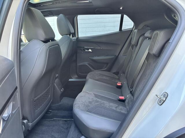 Peugeot 2008 GT Pack 1.2 Turbo 130pk EAT8 | FOCAL HIFI | SCHUIF/KANTELDAK | 18" LM 'EVISSA' | CAMERA | ALCANTARA/LEDER | STOELVERW. | NAVI | KEYLESS ENTRY | ADAPTIVE CRUISE