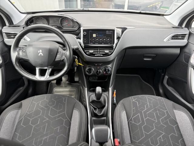 Peugeot 2008 1.2 PureTech Blue Lion 82pk | Apple Carplay/Android Auto | Cruise control | Dab | Lichtmetalen velgen 16" | Navigatiesysteem full map | Parkeersensor achter | Zeer nette auto!